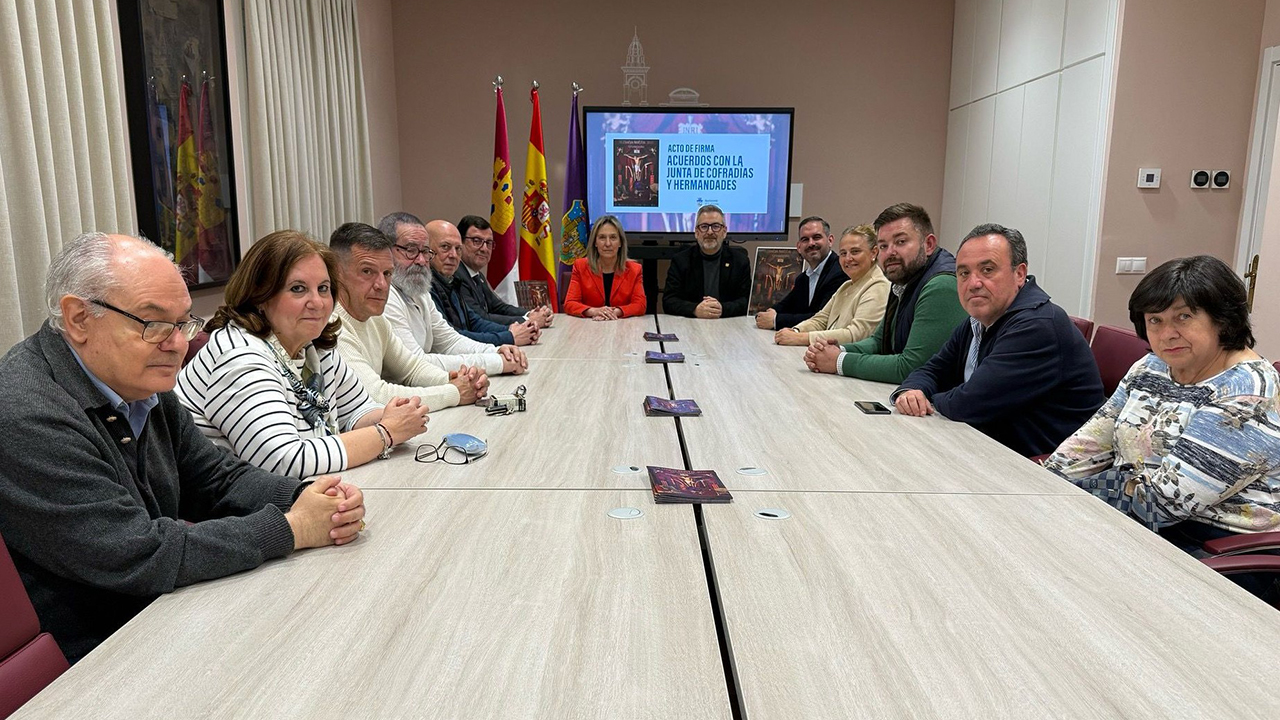 El Ayuntamiento de Guadalajara renueva su compromiso con la Semana Santa con la firma del convenio con todas las Cofradías y Hermandades 2 El Ayuntamiento de Guadalajara renueva su compromiso con la Semana Santa con la firma del convenio con todas las Cofradías y Hermandades