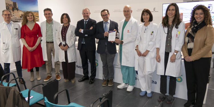 El Hospital Universitario de Guadalajara recibe el reconocimiento de Excelencia en la implementación del Decálogo para la Eliminación de la Hepatitis C