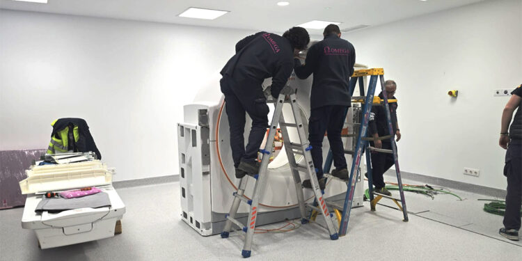 El Hospital de Guadalajara encara la apertura de su unidad de Oncología con la instalación del nuevo TAC
