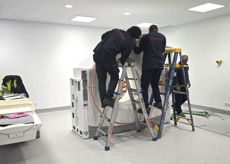 El Hospital de Guadalajara encara la apertura de su unidad de Oncología con la instalación del nuevo TAC