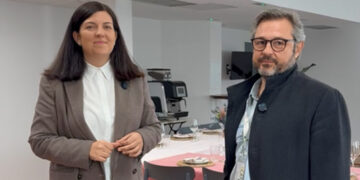 Hay decisiones que se toman pensando en el ahorro y que, con el paso del tiempo, acaban convirtiéndose también en una apuesta por la tranquilidad, la estabilidad y la confianza. Es lo que ha ocurrido en el Hotel Iris de Guadalajara, que ha renovado su compromiso con la Red de Calor de Guadalajara tras seis años conectado a esta infraestructura de energía renovable. Ubicado en la calle Trafalgar, en el Polígono de El Balconcillo, el establecimiento fue el primer hotel de la ciudad en sumarse a la Red. Lo hizo en 2020, dejando atrás otras alternativas fósiles para cubrir sus necesidades de calefacción y agua caliente sanitaria con biomasa de origen local. “Llevamos desde 2020, ya seis años, desde que se tomó la decisión de prescindir de otras alternativas fósiles y de conectarnos a la Red de Calor, apostando por energías más renovables, limpias y, sobre todo, de aquí, de Guadalajara”, explica Ana Camino, directora del Hotel Iris. La responsable del establecimiento recuerda que la decisión se tomó en un primer momento “por un tema de ahorro energético”, aunque asegura que el balance ha ido mucho más allá. “Fue todo un acierto. La experiencia es muy buena porque tenemos un buen servicio 24 horas. Somos un hotel y tenemos que garantizar calefacción y agua caliente durante todo el día y la noche”, subraya. Durante este tiempo, el hotel ha crecido tanto en alojamiento como en restauración, una evolución que ha reforzado la necesidad de contar con suministros sólidos y fiables. “Hemos renovado con la Red de Calor de Guadalajara porque en seis años este hotel ha crecido mucho y necesitamos tener proveedores fiables que nos den una estabilidad”, destaca Camino. Además del ahorro y la seguridad de suministro, el Hotel Iris pone en valor el componente local del proyecto. “Somos el primer hotel en Guadalajara en sumarnos a la Red de Calor y estamos muy satisfechos. A quienes estén pensando en conectarse, les diría que no se lo piensen, por una cuestión de costes energéticos y también por la confianza que nos une, porque es una energía de aquí, de la ciudad”, concluye.