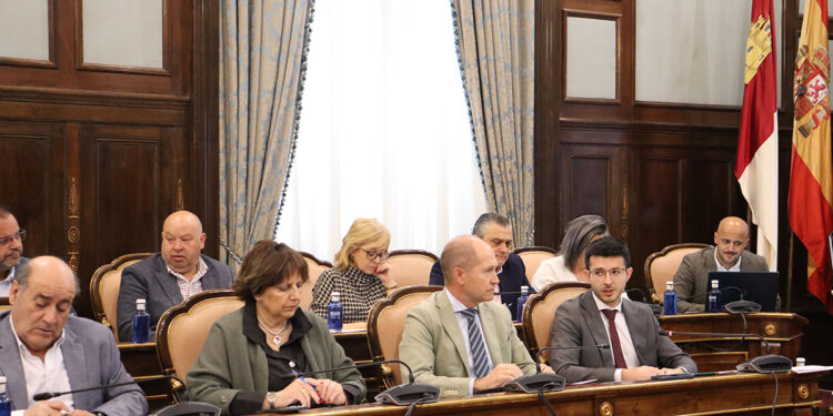 El PP en la Diputación de Guadalajara pide la reprobación de la consejera de Igualdad por comparar el burka con el velo de la Virgen María