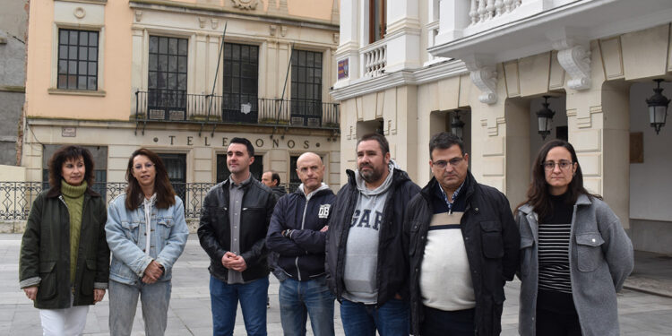 El PSOE exige a Guarinos que “licite de forma urgente” un nuevo contrato para el servicio de autobuses tras sufrir un nuevo varapalo judicial