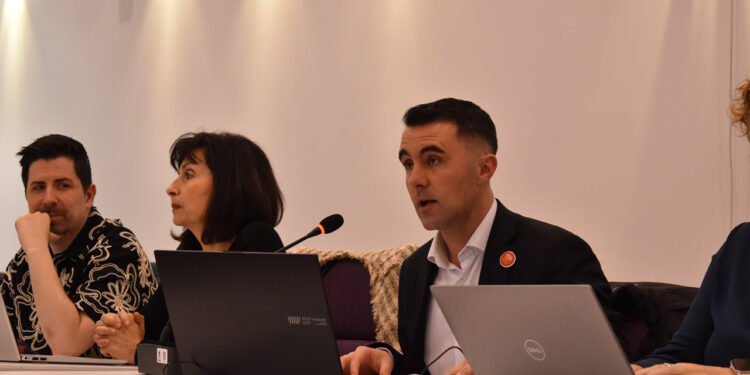 El PSOE recrimina a Guarinos que rechace mejorar la iluminación en la ciudad “porque todo el mundo sabe que en Guadalajara no se ve”