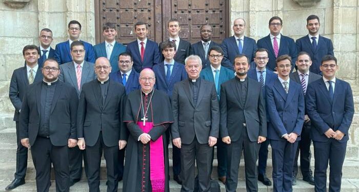 El Seminario de Cuenca celebra su día como una realidad viva: 18 jóvenes que ponen rostro a la vocación sacerdotal con el lema «Deja tus redes y sígueme» 1 El Seminario de Cuenca celebra su día como una realidad viva 18 jóvenes que ponen rostro a la vocación sacerdotal con el lema «Deja tus redes y sígueme»