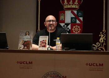 El artista Óscar Cebolla clausura la celebración del Día Mundial del Trabajo Social en el campus de Cuenca