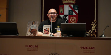 El artista Óscar Cebolla clausura la celebración del Día Mundial del Trabajo Social en el campus de Cuenca