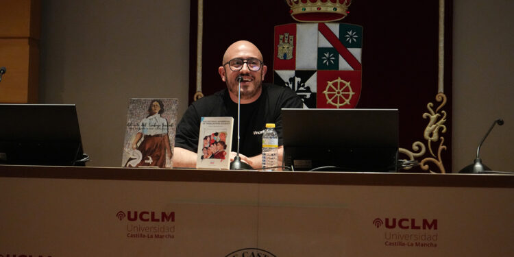 El artista Óscar Cebolla clausura la celebración del Día Mundial del Trabajo Social en el campus de Cuenca
