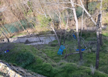 El coste del vandalismo en Cuenca bomberos rescatan del Júcar la señal de Las Angustias