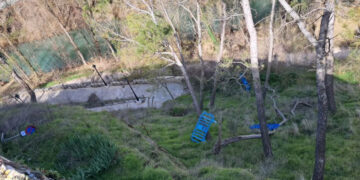 El coste del vandalismo en Cuenca bomberos rescatan del Júcar la señal de Las Angustias