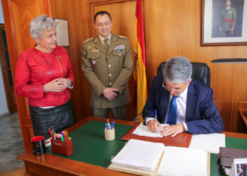 El delegado del Gobierno, José Pablo Sabrido, visita la subdelegación de Defensa en Cuenca