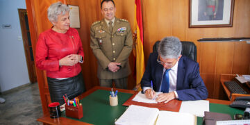 El delegado del Gobierno, José Pablo Sabrido, visita la subdelegación de Defensa en Cuenca
