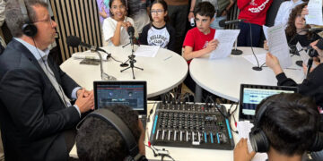 El delegado provincial de Educación de cuenca inaugura la radio escolar del CEIP Santa Ana