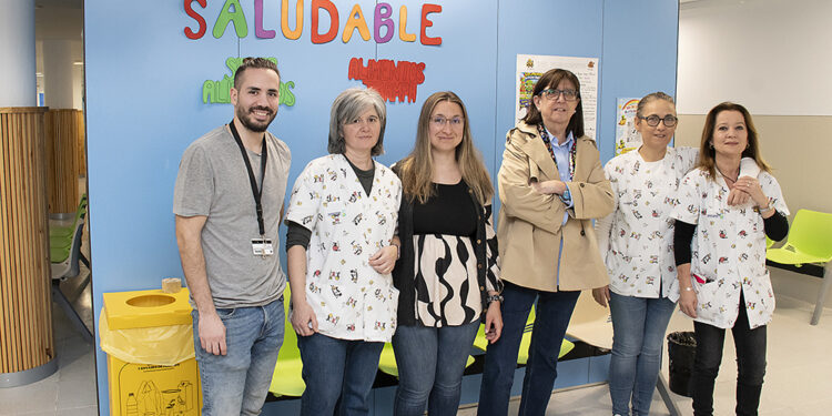 El centro de salud materno-infantil de Azuqueca de Henares ha sido el escenario de una serie de actividades con las que promover la alimentación saludable. La propuesta se dirigía a niñas, niños y familias que acudían al centro, con el objetivo de dar a conocer la importancia de una alimentación saludable y equilibrada y promover estos hábitos desde los primeros años de vida. La actividad se enmarca dentro del proyecto ‘Salud en 12 meses’ de la Consejería de Sanidad. Con este proyecto, el Gobierno de Castilla-La Mancha pretende promocionar hábitos con los que ganar años de vida saludable y libres de enfermedad, a través de acciones comunitarias que cuentan con el protagonismo de los equipos de Atención Primaria y con el apoyo y asesoramiento de la GAI de Guadalajara. El mes de marzo se dedica a la alimentación. Por este motivo, el personal del centro de salud Azuqueca 2 ha invitado a las familias usuarias a participar en divertidas propuestas, como una gymkana y una actividad de bocadillos saludables. Además, se ha propuesto a los asistentes participar en la elaboración de un mural con el que recopilar recetas saludables de todo el planeta, bajo la denominación ‘Recetas del mundo’. Por otra parte, se ha invitado a las familias a participar en una mesa interactiva con el denominado “plato de Harvard”. Este plato es una representación gráfica de cómo debe plantearse un menú equilibrado, en el que la mitad del plato corresponde a frutas y verduras, una cuarta parte a proteínas y la parte restante a hidratos de carbono (cereales, pasta o legumbre). Como explica la enfermera responsable del centro, Amalia Méndez, los peques encontraban al entrar al centro una mesa con pasaportes y el plato de Harvard vacío, y en las áreas de espera se han distribuido recortables de distintos grupos de alimentos para que los niños y niñas compusieran el plato completo. Al pasar a consulta, mostraban el plato y si era equilibrado se les sellaba el pasaporte o se les daban pistas para crear un menú saludable. Con ello, lo que se pretende a través del juego es que “niños y niñas aprendan a identificar los tipos de alimentos, cómo deben repartirse en un plato saludable y se les dan ideas de comida sana que puedan hacer en casa”. Un cuento contra la comida no real Asimismo, se ha entregado material consistente en propuestas visuales de platos saludables y también se ha invitado a las familias a conocer el cuento ‘Los héroes Plato Arcoíris”, que narra la lucha entre la comida real y saludable, representada por los “héroes especiales de los superalimentos” frente a la “Comida Trampa del Valle Pegajoso”, que son los productos ultraprocesados, los azúcares o los refrescos. El proyecto 'Salud en 12 meses' está impulsado por la Dirección General de Atención Primaria y cuenta con el compromiso y la implicación de los equipos de Atención Primaria de las distintas áreas sanitarias del SESCAM, que organizan intervenciones educativas sobre distintos temas. La finalidad es desarrollar y potenciar la promoción de la salud y la prevención de las enfermedades, que es una de las principales estrategias que recoge el Plan de Salud de Castilla-La Mancha H3.0. Para ello, se dedica cada mes del año a un tema de salud. En febrero se llevaba a cabo una actividad sobre salud sexual en el campus universitario de la Universidad de Alcalá en Guadalajara, pero también se desarrollan a lo largo del año actividades en torno a temas como la prevención del tabaquismo y del melanoma, los golpes de calor, la lactancia materna, el bienestar emocional, los cuidados paliativos, el envejecimiento y la cronicidad o la diabetes, entre otros.