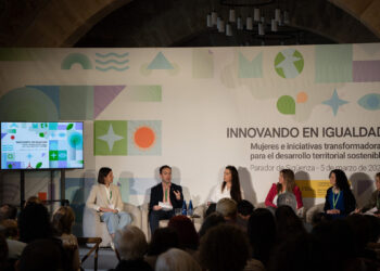 La semana pasada se celebró en el parador de Sigüenza las jornadas ‘Innovando en Igualdad’ organizadas por el Ministerio de Transición Ecológica y Reto Demográfico donde estuvo presente el proyecto de relevo generacional impulsado por los Centros de Innovación Territorial de Cuenca y Teruel. En una de estas mesas redondas y para detallar esta iniciativa de ecosistema colaborativo participó Carlos Mondéjar coordinador del CIT de Vara de Rey. Este proyecto cuenta con una financiación que proviene del Ministerio de Transición Ecológica y Reto Demográfico de 297.000 euros y está impulsado también por la Diputación de Cuenca. Actualmente se están terminando de crear las redes de conexión con los agentes implicados como empresas, Grupos de Acción Local o asociaciones, mientras se está trabajando en una plataforma como punto de encuentro y núcleo del proyecto para que te todos los participantes tengan un lugar común. El objetivo es que aquellos negocios que tienen viabilidad económica, pero no tienen continuidad debido a la próxima jubilación de sus responsables puedan encontrar a personas que quieran emprender en el medio rural. Este proyecto pionero a nivel nacional se desarrolla en los municipios conquenses de Vara de Rey, Iniesta y Landete, así como en los turolenses de Mora de Rubielos, Calamocha y Albarracín; estos núcleos son los epicentros, pero tiene un carácter comarcal. El coordinador ha especificado que este Ecosistema Colaborativo lleva mes y medio de trabajo que ha servido para conectar con distintos agentes implicados creando un grupo motor para crear un seguimiento del programa. En este equipo hay representantes del CIT de Cuenca, del CIT de Teruel y de la empresa adjudicataria de este proyecto que es Zincaman (Asociación Regional de Zonas Industriales de Castilla-La Mancha). Mondéjar ha señalado que este final de marzo se van a desarrollar eventos presenciales públicos, tanto en Teruel como Cuenca, con sesiones de trabajo y presentación del proyecto. Además, en abril se comenzará la captación de perfiles y la formación de los mismos, actuación que se prolongará hasta más allá del verano.