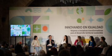 La semana pasada se celebró en el parador de Sigüenza las jornadas ‘Innovando en Igualdad’ organizadas por el Ministerio de Transición Ecológica y Reto Demográfico donde estuvo presente el proyecto de relevo generacional impulsado por los Centros de Innovación Territorial de Cuenca y Teruel. En una de estas mesas redondas y para detallar esta iniciativa de ecosistema colaborativo participó Carlos Mondéjar coordinador del CIT de Vara de Rey. Este proyecto cuenta con una financiación que proviene del Ministerio de Transición Ecológica y Reto Demográfico de 297.000 euros y está impulsado también por la Diputación de Cuenca. Actualmente se están terminando de crear las redes de conexión con los agentes implicados como empresas, Grupos de Acción Local o asociaciones, mientras se está trabajando en una plataforma como punto de encuentro y núcleo del proyecto para que te todos los participantes tengan un lugar común. El objetivo es que aquellos negocios que tienen viabilidad económica, pero no tienen continuidad debido a la próxima jubilación de sus responsables puedan encontrar a personas que quieran emprender en el medio rural. Este proyecto pionero a nivel nacional se desarrolla en los municipios conquenses de Vara de Rey, Iniesta y Landete, así como en los turolenses de Mora de Rubielos, Calamocha y Albarracín; estos núcleos son los epicentros, pero tiene un carácter comarcal. El coordinador ha especificado que este Ecosistema Colaborativo lleva mes y medio de trabajo que ha servido para conectar con distintos agentes implicados creando un grupo motor para crear un seguimiento del programa. En este equipo hay representantes del CIT de Cuenca, del CIT de Teruel y de la empresa adjudicataria de este proyecto que es Zincaman (Asociación Regional de Zonas Industriales de Castilla-La Mancha). Mondéjar ha señalado que este final de marzo se van a desarrollar eventos presenciales públicos, tanto en Teruel como Cuenca, con sesiones de trabajo y presentación del proyecto. Además, en abril se comenzará la captación de perfiles y la formación de los mismos, actuación que se prolongará hasta más allá del verano.