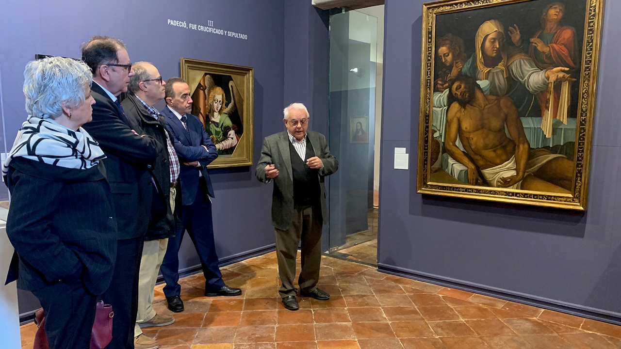 El secretario general de Instituciones Penitenciarias y la subdelegada del Gobierno visitan la exposición ‘Amoris Mysterium’ en la Catedral de Cuenca