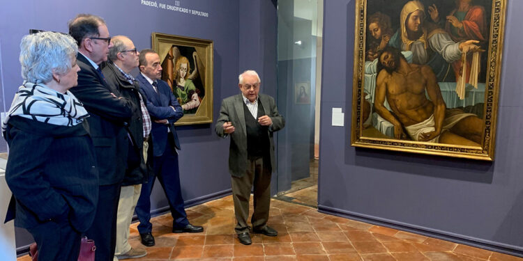 El secretario general de Instituciones Penitenciarias y la subdelegada del Gobierno visitan la exposición ‘Amoris Mysterium’ en la Catedral de Cuenca