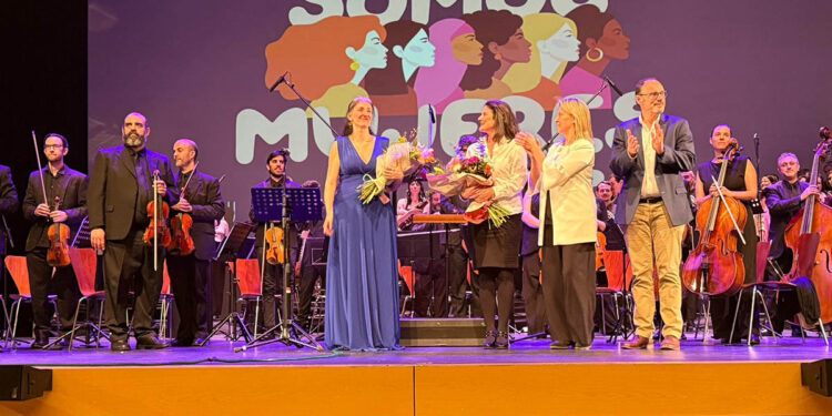 El teatro Buero Vallejo se llena con “Somos Mujeres”, un concierto que une música y teatro para celebrar la igualdad