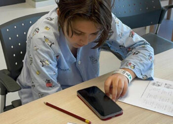 El teléfono como medicina la nueva alianza de ‘La Pecera’ que transforma la recuperación de los niños en el Hospital de Guadalajara