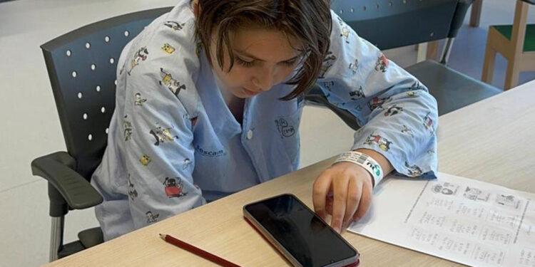 El teléfono como medicina la nueva alianza de ‘La Pecera’ que transforma la recuperación de los niños en el Hospital de Guadalajara