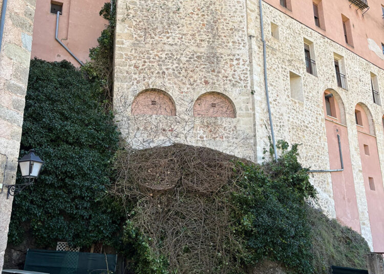 El vendaval azota Cuenca árboles derribados y tejados arrancados obligan a los bomberos a intervenir sin descanso