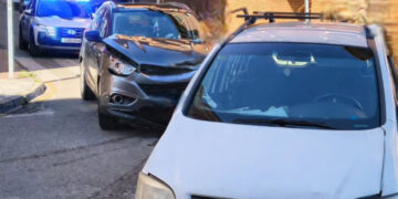 Evacuados al Hospital Universitario tres heridos tras chocar dos coches en la calle Sebastián de Covarrubias de Cuenca