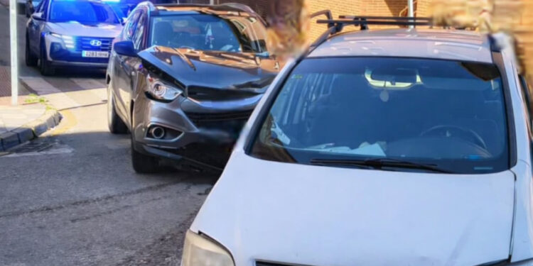 Evacuados al Hospital Universitario tres heridos tras chocar dos coches en la calle Sebastián de Covarrubias de Cuenca