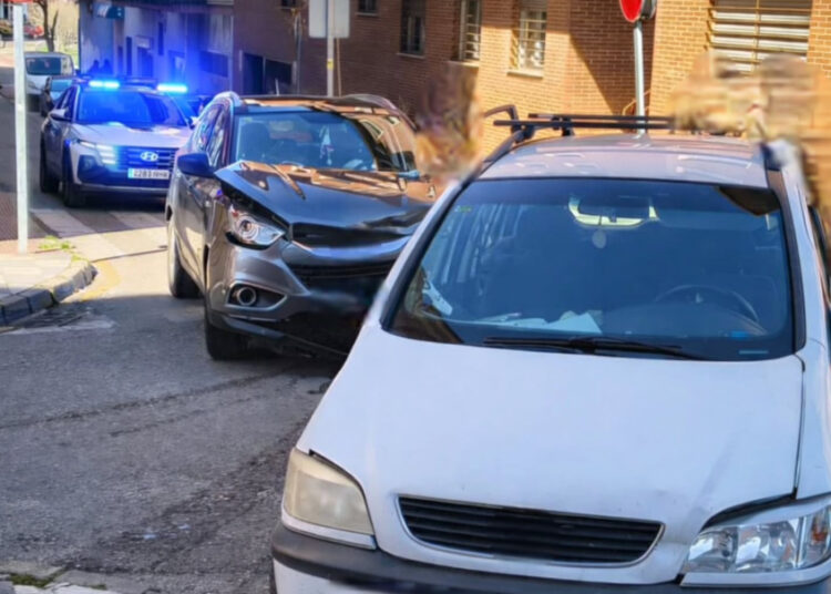 Evacuados al Hospital Universitario tres heridos tras chocar dos coches en la calle Sebastián de Covarrubias de Cuenca