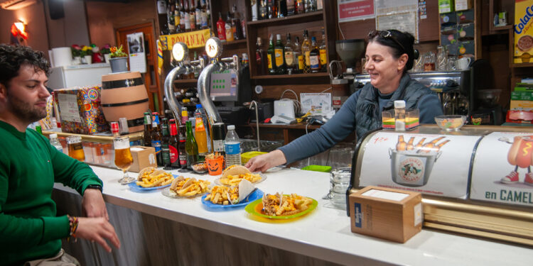 Yunquera de Henares ha vivido este fin de semana una nueva edición de su ya consolidada Ruta de la Tapa, que en su sexta convocatoria ha vuelto a reunir a numerosos vecinos y visitantes en torno a la gastronomía local. La iniciativa, que contó con la participación de seis establecimientos, se saldó con la degustación de cerca de 1500 tapas a lo largo de los tres días. Durante viernes, sábado y domingo, los asistentes pudieron recorrer los distintos locales y probar las doce propuestas culinarias preparadas para la ocasión. Los negocios participantes —Cafetería Restaurante Taracena, Café Bar Cervecería Plan B, Bar Centro Hípico Las Espuelas, Cafetería Cervecería Ortega, Horno de las Pizzas y Bar Pub Camelot— registraron una alta afluencia, especialmente en la jornada dominical. Aquellas personas que completaron su ‘Tapasporte’, visitando todos los establecimientos, han entrado en el sorteo de diversos premios que se celebró en la tarde-noche de ayer, y del que próximamente se anunciarán los ganadores. Asimismo, tras el recuento de votos, también se dará a conocer cuál ha sido la tapa mejor valorada por el público. El alcalde, Lucas Castillo, valoró muy positivamente el desarrollo del evento, destacando la implicación del sector hostelero local y su esfuerzo por ofrecer productos de calidad. Por su parte, los establecimientos coincidieron en señalar la gran respuesta del público durante todo el fin de semana. La Ruta de la Tapa se reafirma así como una de las citas gastronómicas destacadas del municipio, contribuyendo a dinamizar la vida social y económica de Yunquera de Henares y ofreciendo un recorrido por una variada selección de tapas elaboradas por los establecimientos locales, que combinan tradición y creatividad a través de propuestas con carnes, patatas, verduras o quesos.