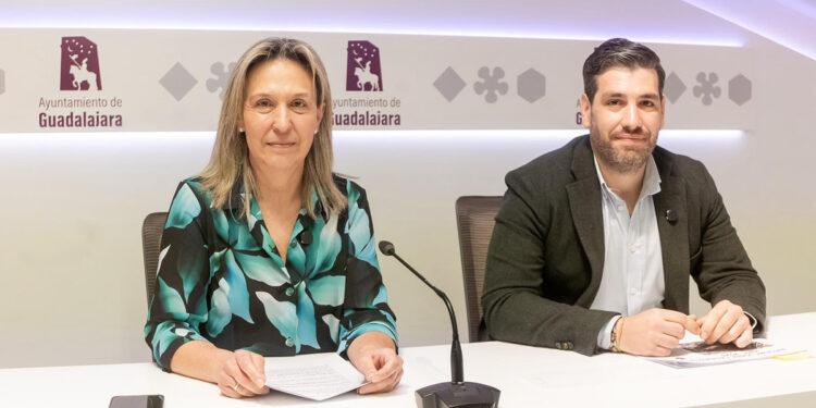 La alcaldesa de Guadalajara, Ana Guarinos, acompañada por el concejal de Medio Ambiente y responsable de la Zona de Bajas Emisiones (ZBE), José Luis Alguacil, ha informado hoy de la decisión del equipo de Gobierno de ampliar hasta el 31 de diciembre de 2027 la moratoria en la aplicación de restricciones y sanciones vinculadas a la ZBE. Guarinos ha definido esta medida como una decisión meditada, responsable y pensada para favorecer a los vecinos de Guadalajara, así como a los comerciantes del casco histórico, que eran quienes iban a verse más afectados por las limitaciones de acceso. La alcaldesa ha recordado que la creación de una ZBE es una obligación derivada de la Ley 7/2021 de Cambio Climático para todas las ciudades de más de 50.000 habitantes. Sin embargo, ha insistido en que Guadalajara “no necesita una Zona de Bajas Emisiones porque ya es, en sí misma, una ciudad de bajas emisiones”, y ha subrayado que la finalidad de esta figura “no puede ser restringir ni multar, sino mejorar la calidad del aire y proteger la salud”. Guarinos ha explicado que el Ayuntamiento ha llevado a cabo un control exhaustivo de la calidad del aire, demostrando una mejora continuada en los últimos años. Un ejemplo significativo es el descenso de la media anual de partículas PM10, que ha pasado de 27 microgramos en 2022 a 19 en 2024. Esta mejora, ha señalado, “demuestra que los guadalajareños están haciendo las cosas bien y que no es necesario castigar cuando los objetivos ambientales ya se están cumpliendo sin sancionar”. La ZBE se activará únicamente con niveles altos de contaminación A partir de estos datos, el Ayuntamiento adaptará la normativa para que la ZBE se active únicamente en momentos en los que los niveles de contaminación lo hagan estrictamente necesario. Según las mediciones realizadas en las nueve estaciones municipales, sería preciso activar la zona tan solo entre cinco y seis días al año, lo que supone apenas un 2,85% del tiempo. “No tiene sentido exigir a los vecinos que cambien de vehículo, ni imponer multas, cuando la calidad del aire es buena. La sensatez obliga a aplicar restricciones solo cuando sea útil y necesario”, ha afirmado la regidora. Guarinos ha añadido que Guadalajara continúa avanzando en medidas que favorecen una movilidad más sostenible, como la incorporación de una nueva flota de autobuses urbanos híbridos y de cero emisiones, la puesta en marcha del aparcamiento disuasorio de Hermanos Fernández Galiano y la ampliación de la red de carriles bici, entre ellos el de la calle Dos de Mayo, que conectará la estación de tren con el nuevo campus universitario. Para llevar a cabo esta adaptación, el Consistorio actualizará la señalización, la tecnología, los paneles variables y los sistemas de aviso a la población, de modo que los ciudadanos estén informados con antelación cada vez que la ZBE se active. La moratoria permitirá completar todos estos trabajos en un plazo realista y hacer coincidir las modificaciones con la revisión obligatoria establecida para 2027 de las ZBE a nivel nacional y europeo. El concejal José Luis Alguacil ha detallado que el informe técnico de calidad del aire elaborado por los servicios municipales confirma una reducción significativa de contaminantes como ozono, dióxido de nitrógeno, dióxido de azufre, monóxido de carbono y partículas en suspensión. También ha informado de que el tráfico dentro de la actual ZBE ha disminuido, contribuyendo a esa mejora ambiental. Alguacil ha recordado que la activación de la ZBE dependerá de medias de tres días consecutivos de contaminación y no de picos puntuales, por lo que habrá margen para el aviso al ciudadano. Así el Ayuntamiento informará de cualquier activación de la ZBE mediante paneles luminosos en los accesos, la web municipal, redes sociales y los canales oficiales de comunicación, garantizando que la ciudadanía esté puntualmente informada. La alcaldesa de Guadalajara ha concluido que la nueva ordenanza permitirá contar con una ZBE “más eficaz, más justa y coherente con la realidad de Guadalajara, en la que se intervenga solo cuando sea estrictamente necesario y sin perjudicar a la actividad económica del casco histórico ni a la vida diaria de los vecinos”.