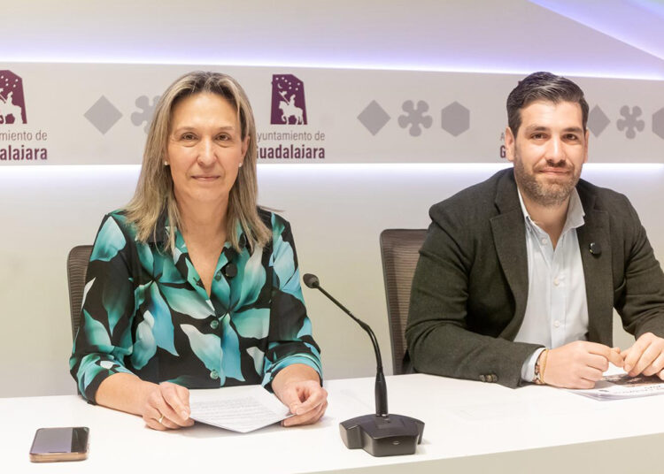 La alcaldesa de Guadalajara, Ana Guarinos, acompañada por el concejal de Medio Ambiente y responsable de la Zona de Bajas Emisiones (ZBE), José Luis Alguacil, ha informado hoy de la decisión del equipo de Gobierno de ampliar hasta el 31 de diciembre de 2027 la moratoria en la aplicación de restricciones y sanciones vinculadas a la ZBE. Guarinos ha definido esta medida como una decisión meditada, responsable y pensada para favorecer a los vecinos de Guadalajara, así como a los comerciantes del casco histórico, que eran quienes iban a verse más afectados por las limitaciones de acceso. La alcaldesa ha recordado que la creación de una ZBE es una obligación derivada de la Ley 7/2021 de Cambio Climático para todas las ciudades de más de 50.000 habitantes. Sin embargo, ha insistido en que Guadalajara “no necesita una Zona de Bajas Emisiones porque ya es, en sí misma, una ciudad de bajas emisiones”, y ha subrayado que la finalidad de esta figura “no puede ser restringir ni multar, sino mejorar la calidad del aire y proteger la salud”. Guarinos ha explicado que el Ayuntamiento ha llevado a cabo un control exhaustivo de la calidad del aire, demostrando una mejora continuada en los últimos años. Un ejemplo significativo es el descenso de la media anual de partículas PM10, que ha pasado de 27 microgramos en 2022 a 19 en 2024. Esta mejora, ha señalado, “demuestra que los guadalajareños están haciendo las cosas bien y que no es necesario castigar cuando los objetivos ambientales ya se están cumpliendo sin sancionar”. La ZBE se activará únicamente con niveles altos de contaminación A partir de estos datos, el Ayuntamiento adaptará la normativa para que la ZBE se active únicamente en momentos en los que los niveles de contaminación lo hagan estrictamente necesario. Según las mediciones realizadas en las nueve estaciones municipales, sería preciso activar la zona tan solo entre cinco y seis días al año, lo que supone apenas un 2,85% del tiempo. “No tiene sentido exigir a los vecinos que cambien de vehículo, ni imponer multas, cuando la calidad del aire es buena. La sensatez obliga a aplicar restricciones solo cuando sea útil y necesario”, ha afirmado la regidora. Guarinos ha añadido que Guadalajara continúa avanzando en medidas que favorecen una movilidad más sostenible, como la incorporación de una nueva flota de autobuses urbanos híbridos y de cero emisiones, la puesta en marcha del aparcamiento disuasorio de Hermanos Fernández Galiano y la ampliación de la red de carriles bici, entre ellos el de la calle Dos de Mayo, que conectará la estación de tren con el nuevo campus universitario. Para llevar a cabo esta adaptación, el Consistorio actualizará la señalización, la tecnología, los paneles variables y los sistemas de aviso a la población, de modo que los ciudadanos estén informados con antelación cada vez que la ZBE se active. La moratoria permitirá completar todos estos trabajos en un plazo realista y hacer coincidir las modificaciones con la revisión obligatoria establecida para 2027 de las ZBE a nivel nacional y europeo. El concejal José Luis Alguacil ha detallado que el informe técnico de calidad del aire elaborado por los servicios municipales confirma una reducción significativa de contaminantes como ozono, dióxido de nitrógeno, dióxido de azufre, monóxido de carbono y partículas en suspensión. También ha informado de que el tráfico dentro de la actual ZBE ha disminuido, contribuyendo a esa mejora ambiental. Alguacil ha recordado que la activación de la ZBE dependerá de medias de tres días consecutivos de contaminación y no de picos puntuales, por lo que habrá margen para el aviso al ciudadano. Así el Ayuntamiento informará de cualquier activación de la ZBE mediante paneles luminosos en los accesos, la web municipal, redes sociales y los canales oficiales de comunicación, garantizando que la ciudadanía esté puntualmente informada. La alcaldesa de Guadalajara ha concluido que la nueva ordenanza permitirá contar con una ZBE “más eficaz, más justa y coherente con la realidad de Guadalajara, en la que se intervenga solo cuando sea estrictamente necesario y sin perjudicar a la actividad económica del casco histórico ni a la vida diaria de los vecinos”.