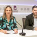 La alcaldesa de Guadalajara, Ana Guarinos, acompañada por el concejal de Medio Ambiente y responsable de la Zona de Bajas Emisiones (ZBE), José Luis Alguacil, ha informado hoy de la decisión del equipo de Gobierno de ampliar hasta el 31 de diciembre de 2027 la moratoria en la aplicación de restricciones y sanciones vinculadas a la ZBE. Guarinos ha definido esta medida como una decisión meditada, responsable y pensada para favorecer a los vecinos de Guadalajara, así como a los comerciantes del casco histórico, que eran quienes iban a verse más afectados por las limitaciones de acceso. La alcaldesa ha recordado que la creación de una ZBE es una obligación derivada de la Ley 7/2021 de Cambio Climático para todas las ciudades de más de 50.000 habitantes. Sin embargo, ha insistido en que Guadalajara “no necesita una Zona de Bajas Emisiones porque ya es, en sí misma, una ciudad de bajas emisiones”, y ha subrayado que la finalidad de esta figura “no puede ser restringir ni multar, sino mejorar la calidad del aire y proteger la salud”. Guarinos ha explicado que el Ayuntamiento ha llevado a cabo un control exhaustivo de la calidad del aire, demostrando una mejora continuada en los últimos años. Un ejemplo significativo es el descenso de la media anual de partículas PM10, que ha pasado de 27 microgramos en 2022 a 19 en 2024. Esta mejora, ha señalado, “demuestra que los guadalajareños están haciendo las cosas bien y que no es necesario castigar cuando los objetivos ambientales ya se están cumpliendo sin sancionar”. La ZBE se activará únicamente con niveles altos de contaminación A partir de estos datos, el Ayuntamiento adaptará la normativa para que la ZBE se active únicamente en momentos en los que los niveles de contaminación lo hagan estrictamente necesario. Según las mediciones realizadas en las nueve estaciones municipales, sería preciso activar la zona tan solo entre cinco y seis días al año, lo que supone apenas un 2,85% del tiempo. “No tiene sentido exigir a los vecinos que cambien de vehículo, ni imponer multas, cuando la calidad del aire es buena. La sensatez obliga a aplicar restricciones solo cuando sea útil y necesario”, ha afirmado la regidora. Guarinos ha añadido que Guadalajara continúa avanzando en medidas que favorecen una movilidad más sostenible, como la incorporación de una nueva flota de autobuses urbanos híbridos y de cero emisiones, la puesta en marcha del aparcamiento disuasorio de Hermanos Fernández Galiano y la ampliación de la red de carriles bici, entre ellos el de la calle Dos de Mayo, que conectará la estación de tren con el nuevo campus universitario. Para llevar a cabo esta adaptación, el Consistorio actualizará la señalización, la tecnología, los paneles variables y los sistemas de aviso a la población, de modo que los ciudadanos estén informados con antelación cada vez que la ZBE se active. La moratoria permitirá completar todos estos trabajos en un plazo realista y hacer coincidir las modificaciones con la revisión obligatoria establecida para 2027 de las ZBE a nivel nacional y europeo. El concejal José Luis Alguacil ha detallado que el informe técnico de calidad del aire elaborado por los servicios municipales confirma una reducción significativa de contaminantes como ozono, dióxido de nitrógeno, dióxido de azufre, monóxido de carbono y partículas en suspensión. También ha informado de que el tráfico dentro de la actual ZBE ha disminuido, contribuyendo a esa mejora ambiental. Alguacil ha recordado que la activación de la ZBE dependerá de medias de tres días consecutivos de contaminación y no de picos puntuales, por lo que habrá margen para el aviso al ciudadano. Así el Ayuntamiento informará de cualquier activación de la ZBE mediante paneles luminosos en los accesos, la web municipal, redes sociales y los canales oficiales de comunicación, garantizando que la ciudadanía esté puntualmente informada. La alcaldesa de Guadalajara ha concluido que la nueva ordenanza permitirá contar con una ZBE “más eficaz, más justa y coherente con la realidad de Guadalajara, en la que se intervenga solo cuando sea estrictamente necesario y sin perjudicar a la actividad económica del casco histórico ni a la vida diaria de los vecinos”.
