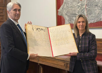 Guadalajara recibe una copia de la bula que permitió fundar la Universidad de Alcalá en un acto marcado por el relevo en el Rectorado