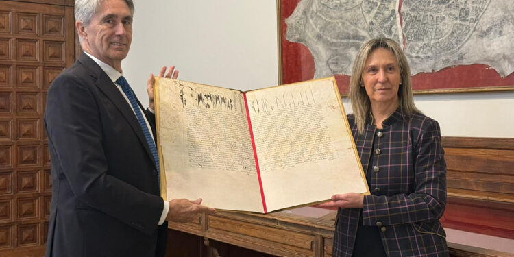 Guadalajara recibe una copia de la bula que permitió fundar la Universidad de Alcalá en un acto marcado por el relevo en el Rectorado