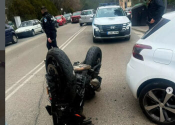 Herido un motorista tras colisionar la moto que conducía contra un coche en la confluencia de Fernando Zóbel y San Ignacio de Loyola
