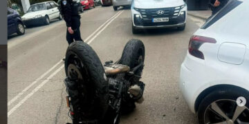 Herido un motorista tras colisionar la moto que conducía contra un coche en la confluencia de Fernando Zóbel y San Ignacio de Loyola