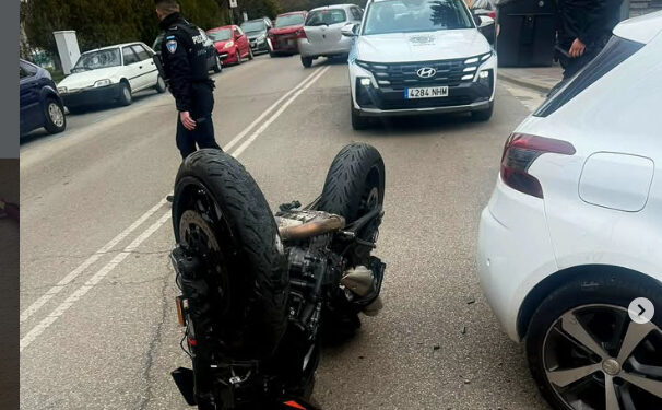Herido un motorista tras colisionar la moto que conducía contra un coche en la confluencia de Fernando Zóbel y San Ignacio de Loyola