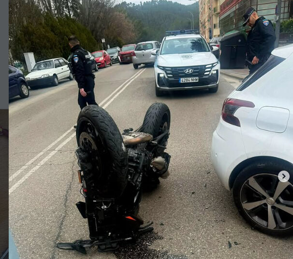 Herido un motorista tras colisionar la moto que conducía contra un coche en la confluencia de Fernando Zóbel y San Ignacio de Loyola