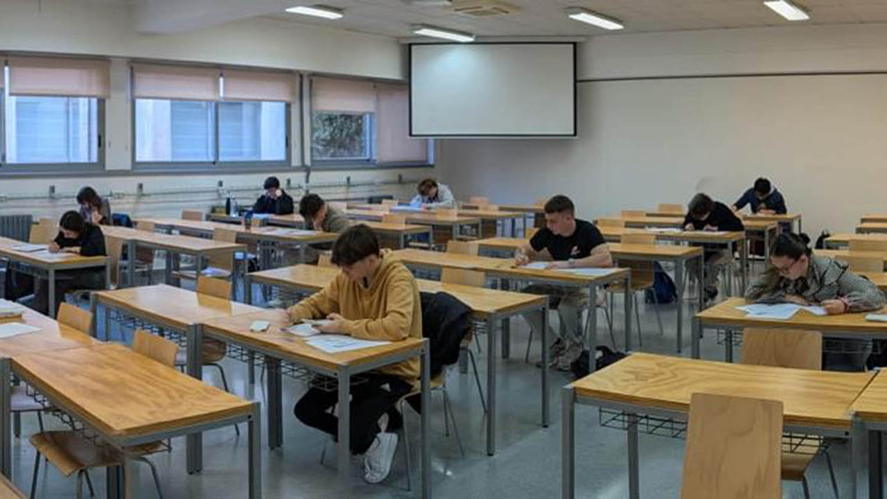 Jesús Carlos Cintra Lervold, del IES Newton-Salas de Villanueva de la Torre, representará a Castilla-La Mancha en la Olimpiada Nacional de Física 2 Jesús Carlos Cintra Lervold, del IES Newton-Salas de Villanueva de la Torre, representará a Castilla-La Mancha en la Olimpiada Nacional de Física