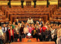 Jiménez con representantes de la Asociación Amas de Casa Luzán en el Congreso