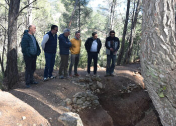 La Diputación de Cuenca está invirtiendo 70.000 euros en la rehabilitación y mejora de las trincheras XYZ de Santa Cruz de Moya, actualmente se han llevado a cabo los trabajos de limpieza junto con las labores arqueológicas para conocer el estado de este patrimonio bélico. El presidente de la Diputación de Cuenca, Álvaro Martínez Chana, ha visitado las obras de rehabilitación de la trinchera XYZ en Santa Cruz de Moya, junto con su alcalde y delegado de Reto Demográfico, Virgilio Antón, el diputado de ATM, José Luis Gómez; y los representantes de la Gavilla Verde encabezado por su presidente Pepe Gorgues y el arqueólogo Santiago Domínguez. Durante la visita, Martínez Chana ha destacado la importancia de esta intervención para preservar la memoria histórica y convertir este espacio en un recurso educativo para conservar la memoria y que las nuevas generaciones “conozcan nuestra historia para que no se vuelva a repetir”, precisamente en estos momentos donde las guerras se están desarrollando en diferentes lugares del mundo. El presidente ha agradecido el trabajo que se hace desde la Gavilla Verde y desde el Ayuntamiento de Santa Cruz de Moya en pro de la Memoria Democrática. En este sentido, el presidente ha señalado que este tipo de actuaciones permiten divulgar y dar a conocer un periodo clave de la historia de España, especialmente en un territorio como Santa Cruz de Moya, profundamente ligado a la historia de la lucha antifranquista. La trinchera XYZ fue construida por el bando republicano en el año 1938 y formaba parte de la línea defensiva que pretendía frenar el avance de las tropas nacionales, constituyendo la última defensa de Valencia durante la Guerra Civil. El origen de su nombre hace referencia a las últimas letras del abecedario, en un símil que simboliza que detrás de ellas no hay nada más, reflejando el carácter de última línea de defensa de esta infraestructura militar. El presidente provincial ha subrayado que la recuperación de este espacio histórico puede convertirse en un importante reclamo para visitantes y turistas interesados en conocer los lugares donde se desarrollaron acontecimientos relacionados con la Guerra Civil, contribuyendo así a dinamizar el turismo cultural y de memoria en la provincia de Cuenca. El director arqueológico Santiago Domínguez ha puesto de manifiesto que ha recogido muchísima información de cómo se construir estas trincheras que generan un laberinto con kilómetros donde había diferentes elementos como nidos de ametralladoras. El historiador ha explicado que se generó esta defensa para frenar el avance del ejército nacional y en la zona de Santa Cruz de Moya no llegaron a tener lugar enfrentamiento armado. Con esta actuación, la Diputación de Cuenca continúa trabajando en la conservación del patrimonio histórico y en la generación de nuevos recursos turísticos que permitan poner en valor la historia del territorio y atraer visitantes a los municipios de la provincia.