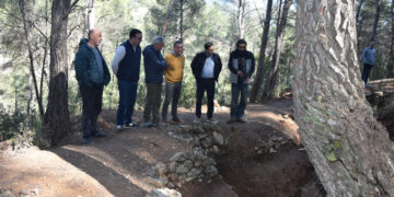La Diputación de Cuenca está invirtiendo 70.000 euros en la rehabilitación y mejora de las trincheras XYZ de Santa Cruz de Moya, actualmente se han llevado a cabo los trabajos de limpieza junto con las labores arqueológicas para conocer el estado de este patrimonio bélico. El presidente de la Diputación de Cuenca, Álvaro Martínez Chana, ha visitado las obras de rehabilitación de la trinchera XYZ en Santa Cruz de Moya, junto con su alcalde y delegado de Reto Demográfico, Virgilio Antón, el diputado de ATM, José Luis Gómez; y los representantes de la Gavilla Verde encabezado por su presidente Pepe Gorgues y el arqueólogo Santiago Domínguez. Durante la visita, Martínez Chana ha destacado la importancia de esta intervención para preservar la memoria histórica y convertir este espacio en un recurso educativo para conservar la memoria y que las nuevas generaciones “conozcan nuestra historia para que no se vuelva a repetir”, precisamente en estos momentos donde las guerras se están desarrollando en diferentes lugares del mundo. El presidente ha agradecido el trabajo que se hace desde la Gavilla Verde y desde el Ayuntamiento de Santa Cruz de Moya en pro de la Memoria Democrática. En este sentido, el presidente ha señalado que este tipo de actuaciones permiten divulgar y dar a conocer un periodo clave de la historia de España, especialmente en un territorio como Santa Cruz de Moya, profundamente ligado a la historia de la lucha antifranquista. La trinchera XYZ fue construida por el bando republicano en el año 1938 y formaba parte de la línea defensiva que pretendía frenar el avance de las tropas nacionales, constituyendo la última defensa de Valencia durante la Guerra Civil. El origen de su nombre hace referencia a las últimas letras del abecedario, en un símil que simboliza que detrás de ellas no hay nada más, reflejando el carácter de última línea de defensa de esta infraestructura militar. El presidente provincial ha subrayado que la recuperación de este espacio histórico puede convertirse en un importante reclamo para visitantes y turistas interesados en conocer los lugares donde se desarrollaron acontecimientos relacionados con la Guerra Civil, contribuyendo así a dinamizar el turismo cultural y de memoria en la provincia de Cuenca. El director arqueológico Santiago Domínguez ha puesto de manifiesto que ha recogido muchísima información de cómo se construir estas trincheras que generan un laberinto con kilómetros donde había diferentes elementos como nidos de ametralladoras. El historiador ha explicado que se generó esta defensa para frenar el avance del ejército nacional y en la zona de Santa Cruz de Moya no llegaron a tener lugar enfrentamiento armado. Con esta actuación, la Diputación de Cuenca continúa trabajando en la conservación del patrimonio histórico y en la generación de nuevos recursos turísticos que permitan poner en valor la historia del territorio y atraer visitantes a los municipios de la provincia.