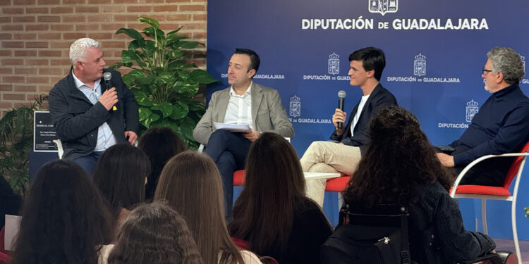 La Diputación de Guadalajara reivindica el potencial de los escritores de Guadalajara en el debut de Ramón Rebollo