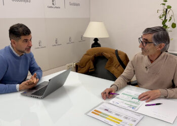 El delegado de Fomento, Javier del Molino, se ha reunido esta mañana con el alcalde de Trijueque, Javier Vela, para concretar detalles de la futura línea de transporte dentro del Plan ASTRA. Durante el encuentro, se han abordado los pasos necesarios para la puesta en marcha de este nuevo servicio, que forma parte del compromiso del Gobierno regional por mejorar la movilidad en la provincia y garantizar una conexión eficaz entre los municipios y la capital. En este sentido, desde la Consejería de Fomento se está trabajando en la elaboración del borrador del convenio que establecerá las condiciones del servicio, incluyendo el reparto del coste global estimado en 119.735,77 euros, que será asumido de forma compartida entre ambas administraciones, pudiendo alcanzar la aportación de la Junta hasta el 50 por ciento. Asimismo, dicho documento recoge aspectos fundamentales como el número de expediciones, con una propuesta inicial de tres servicios de ida y tres de vuelta, los horarios, diseñados para atender las franjas de mayor demanda, así como la ubicación de las paradas, que darán cobertura tanto al núcleo urbano como a zonas periféricas, entre ellas la urbanización La Beltraneja. Una vez que el Ayuntamiento de Trijueque revise el borrador y otorgue su conformidad, se procederá a la redacción del convenio definitivo, que deberá ser aprobado en pleno municipal. Posteriormente, y con el cálculo de costes ya definido, se iniciará el proceso de negociación con la empresa concesionaria para su contratación y puesta en marcha. El delegado de Fomento, Javier del Molino, ha destacado la importancia de esta actuación, subrayando que “desde la Junta seguimos trabajando con los municipios para ofrecer soluciones de movilidad eficaces, fruto del diálogo y la cooperación institucional, con el objetivo de mejorar la calidad de vida de la ciudadanía”. La futura línea ASTRA vendrá a complementar el servicio que actualmente presta la línea regular estatal VAC-255 (Madrid-Molina de Aragón-Teruel), reforzando así la oferta de transporte público disponible para los vecinos y vecinas de Trijueque y facilitando sus desplazamientos habituales.