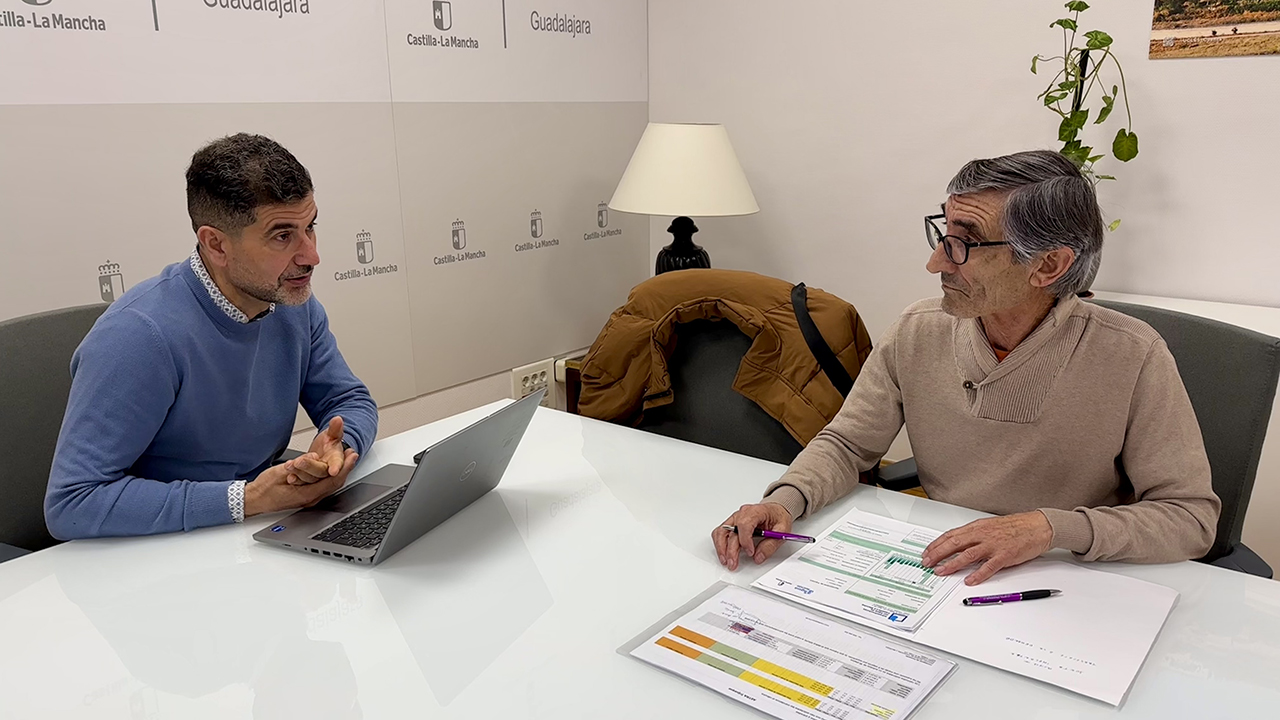 La Junta concreta con el alcalde de Trijueque los detalles de la futura línea Astra 2 El delegado de Fomento, Javier del Molino, se ha reunido esta mañana con el alcalde de Trijueque, Javier Vela, para concretar detalles de la futura línea de transporte dentro del Plan ASTRA. Durante el encuentro, se han abordado los pasos necesarios para la puesta en marcha de este nuevo servicio, que forma parte del compromiso del Gobierno regional por mejorar la movilidad en la provincia y garantizar una conexión eficaz entre los municipios y la capital.
En este sentido, desde la Consejería de Fomento se está trabajando en la elaboración del borrador del convenio que establecerá las condiciones del servicio, incluyendo el reparto del coste global estimado en 119.735,77 euros, que será asumido de forma compartida entre ambas administraciones, pudiendo alcanzar la aportación de la Junta hasta el 50 por ciento.
Asimismo, dicho documento recoge aspectos fundamentales como el número de expediciones, con una propuesta inicial de tres servicios de ida y tres de vuelta, los horarios, diseñados para atender las franjas de mayor demanda, así como la ubicación de las paradas, que darán cobertura tanto al núcleo urbano como a zonas periféricas, entre ellas la urbanización La Beltraneja.
Una vez que el Ayuntamiento de Trijueque revise el borrador y otorgue su conformidad, se procederá a la redacción del convenio definitivo, que deberá ser aprobado en pleno municipal. Posteriormente, y con el cálculo de costes ya definido, se iniciará el proceso de negociación con la empresa concesionaria para su contratación y puesta en marcha.
El delegado de Fomento, Javier del Molino, ha destacado la importancia de esta actuación, subrayando que “desde la Junta seguimos trabajando con los municipios para ofrecer soluciones de movilidad eficaces, fruto del diálogo y la cooperación institucional, con el objetivo de mejorar la calidad de vida de la ciudadanía”.
La futura línea ASTRA vendrá a complementar el servicio que actualmente presta la línea regular estatal VAC-255 (Madrid-Molina de Aragón-Teruel), reforzando así la oferta de transporte público disponible para los vecinos y vecinas de Trijueque y facilitando sus desplazamientos habituales.