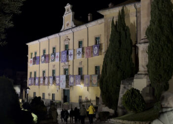 La Junta de Cofradías colabora por tercer año con el Hospital de Santiago en el embellecimiento de su fachada para Semana Santa