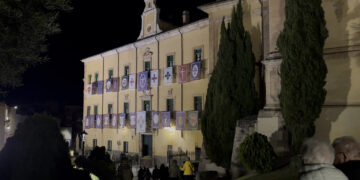 La Junta de Cofradías colabora por tercer año con el Hospital de Santiago en el embellecimiento de su fachada para Semana Santa