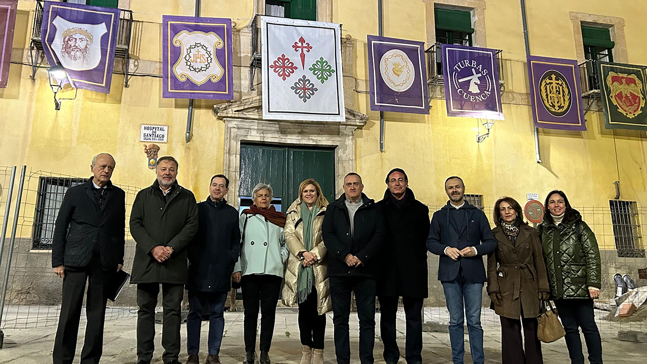 La Junta de Cofradías colabora por tercer año con el Hospital de Santiago en el embellecimiento de su fachada para Semana Santa 2 La Junta de Cofradías colabora por tercer año con el Hospital de Santiago en el embellecimiento de su fachada para Semana Santa