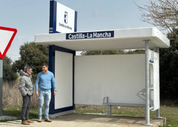 La Junta instala una nueva marquesina en Trijueque y ofrece al municipio la posibilidad de poner en marcha una línea dentro del Plan ASTRA